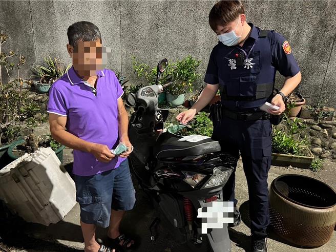 高雄市大樹區日前晚間一名徐姓男子騎乘機車違規闖紅燈，警方上前攔查，徐男神情慌張，為自證清白主動伸手掏口袋，不料卻拉出毒品殘渣袋，徐男緊張表示，這是10年前放的一時忘記拿出來，員警見理由牽強直搖頭，訊後依違反毒品危害防制條例送辦。（警方提供／林雅惠高雄傳真）