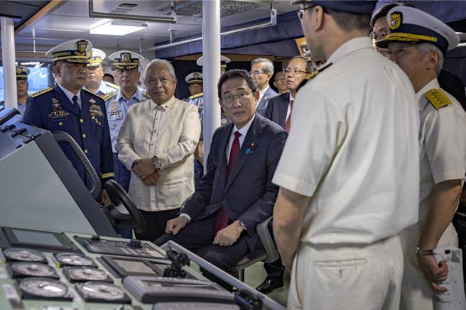 去年11月，日本首相岸田文雄訪問菲律賓期間參觀菲國海防隊。（圖／美聯社）