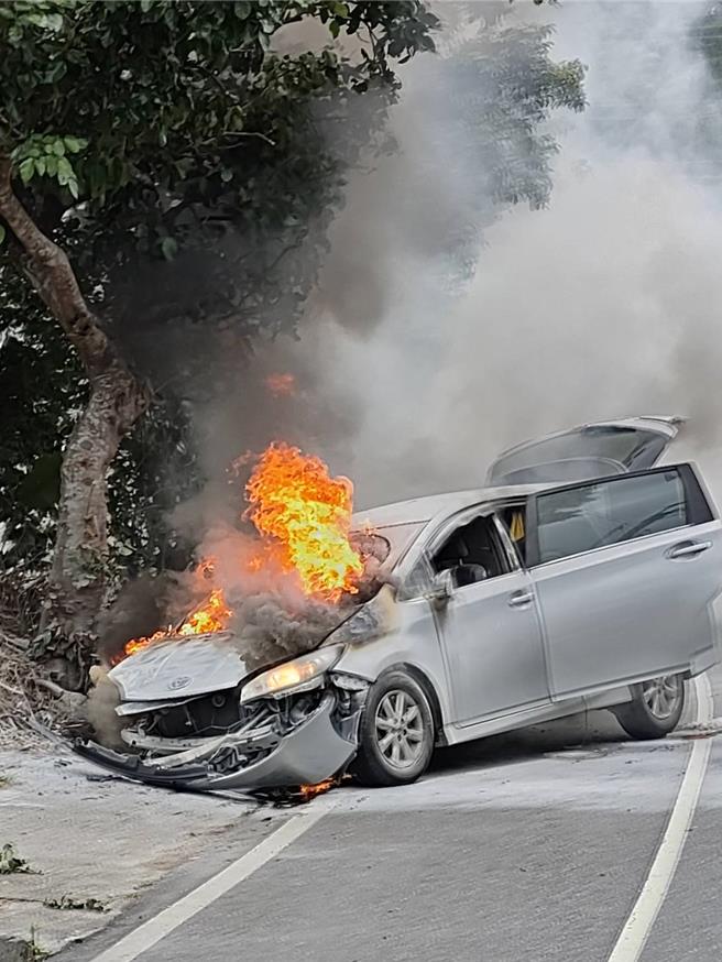 台中男子疑似疲劳驾驶自撞台9线路旁水沟，引擎冒烟，起火燃烧。（台东县消防局提供／萧嘉蕙台东传真）
