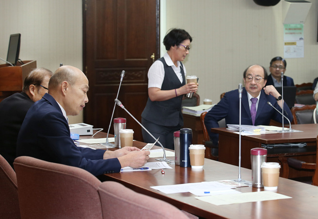 民进党立法院党团总召柯建铭（右）16日出席朝野党团协商前表示17日将是立法院「最长的一日」，呼吁院长韩国瑜（左）要「慎思」。（姚志平摄）