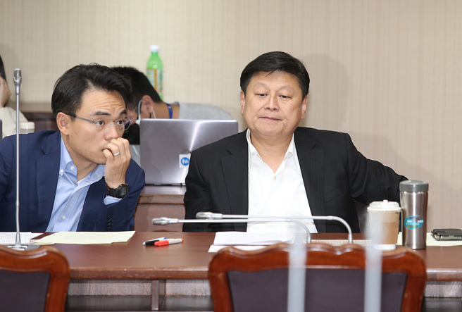 国民党立法院党团总召傅（山昆）萁（右）书记长洪孟楷（左）16日出席朝野党团协商。（姚志平摄）