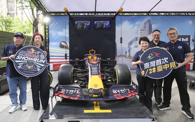 Red Bull Showrun Taichung 共同主办单位(左起)中华民国文化休閒运动协会 秦熙岳名誉理事长、Red Bull Taiwan 廖千萩Vicki总经理臺中市长卢秀燕、臺中市副市长郑照新、臺中市政府运动局李昱叡局长。（Red Bull 提供）