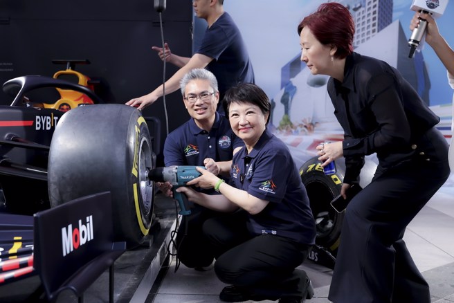 主办城市臺中市卢秀燕市长与臺中市政府运动局李昱叡局长体验换胎挑战，Red Bull Taiwan 总经理廖千萩Vicki 在旁指导操作。（Red Bull 提供）