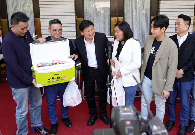 国民党立法院党团总召傅昆萁（中）16日带着饮料与食物慰问在议场门口守候的立委。（姚志平摄）