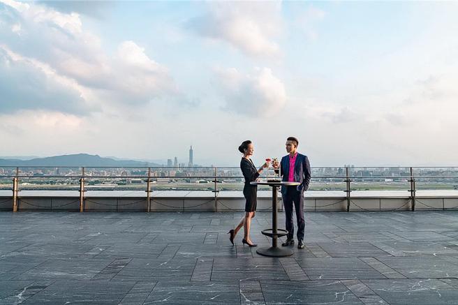 台北万豪酒店INGE’S Bar＆Grill ，5月20日着粉红装扮点套餐赠特调。图／台北万豪酒店提供