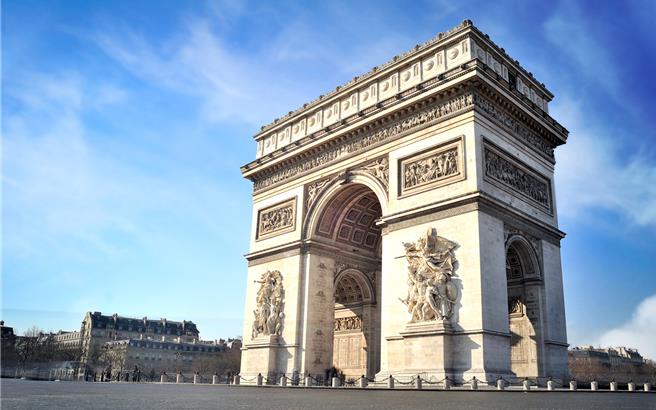 旅行業品質保障協會公布第3季各線旅行團參考價格，北美、歐洲即將進入旅遊旺季，且有許多大型活動即將舉辦，讓旅行團費成長10％左右。圖為法國巴黎凱旋門。（加利利旅行社提供／陳祐誠台北傳真）