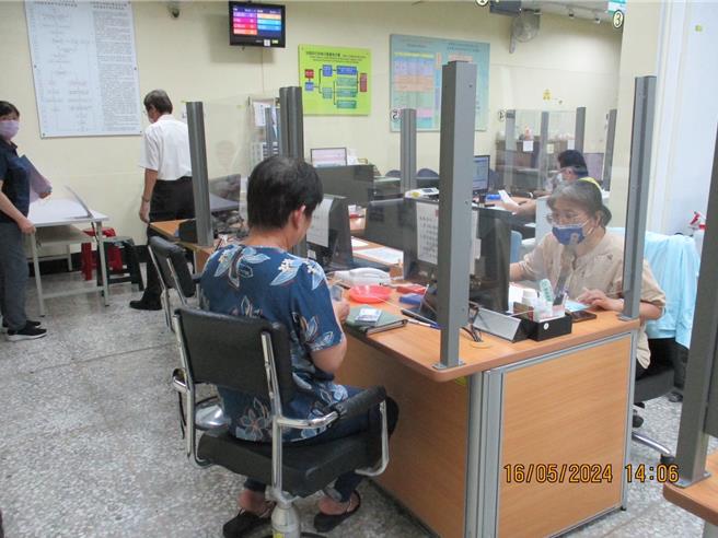 邹母向朋友借钱周转，今天下午代儿子缴清全部欠款。（台南分署提供／曹婷婷台南传真）