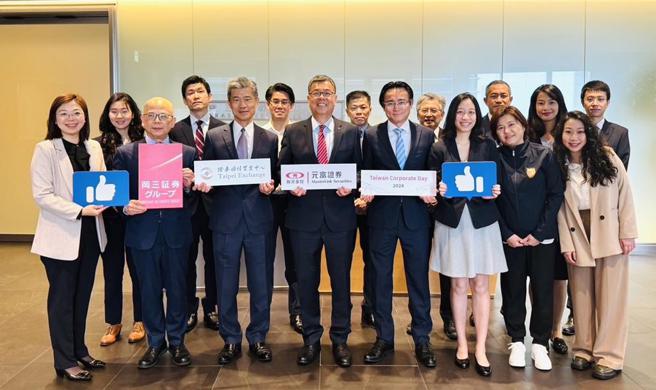 柜买中心交易部协理张秉心 (前排左三)、元富证券总经理张清发(前排左四)、日本冈三证券常务筱原达芳(前排右四)与参加日本法说会的上柜公司代表于日本东京冈三证券合影。图／柜买中心提供