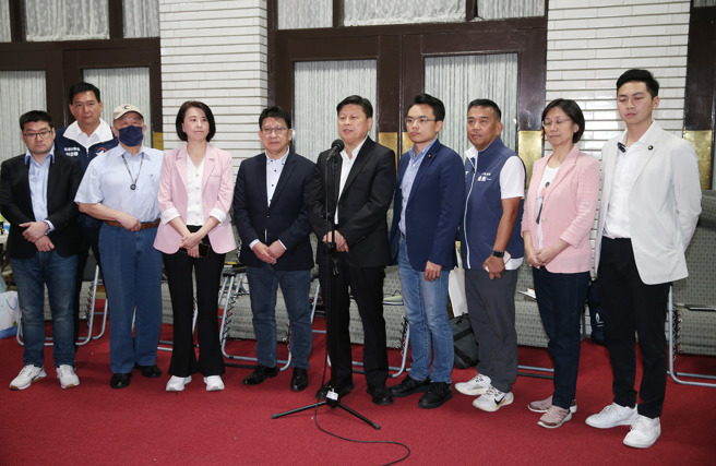 为了力拚国会改革五法抢在520前闯关三读，国民党与民眾党立法院党团发动议场「轮值守夜」抢优先排案权，16日入夜后国民党团总召傅昆萁（中）与党籍立委在议场门口举行记者会表达坚守的立场。（姚志平摄）