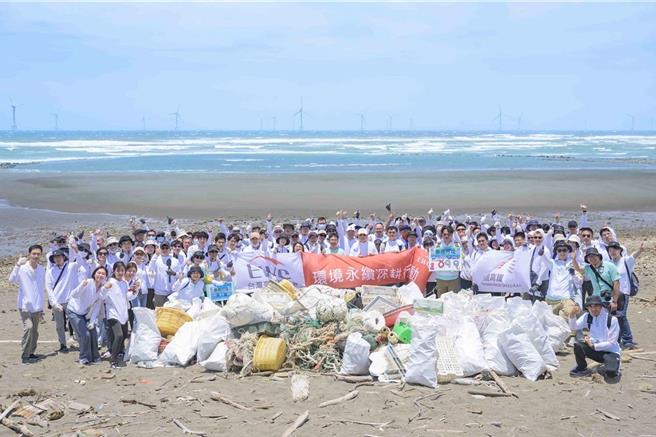台灣高鐵職工福利委員會發起環境永續深耕行動，16日在苗栗後龍外埔漁港舉辦2024年「集拾行垃」淨灘活動。（台灣高鐵提供／蔡明亘台北傳真）