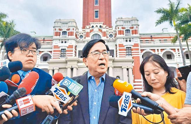 當總統府一週前放出赦扁風聲並選擇內閣總辭時，沒有考慮總辭後能不能完成特赦的行政程序？荒唐的是看守內閣，還是看守總統？(資料照片)