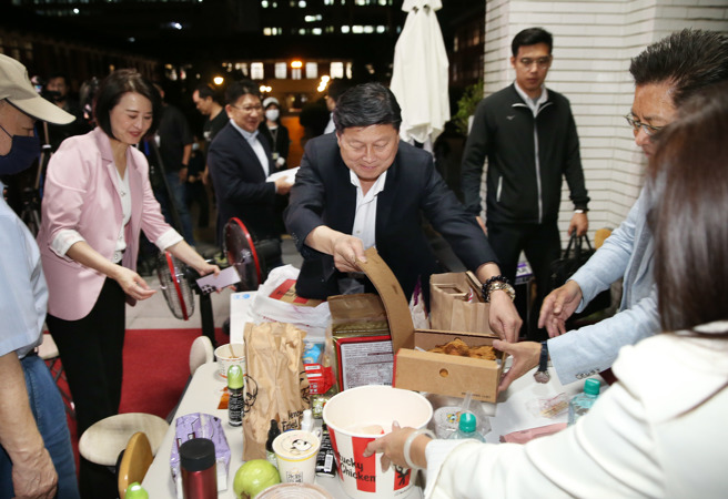 为了力拚国会改革五法抢在520前闯关三读，国民党与民眾党立法院党团发动议场「轮值守夜」抢优先排案权，16日入夜后国民党团总召傅昆萁（中）带着食物与饮料慰问在议场门口守候的党籍立委，并表达坚守的立场。（姚志平摄）