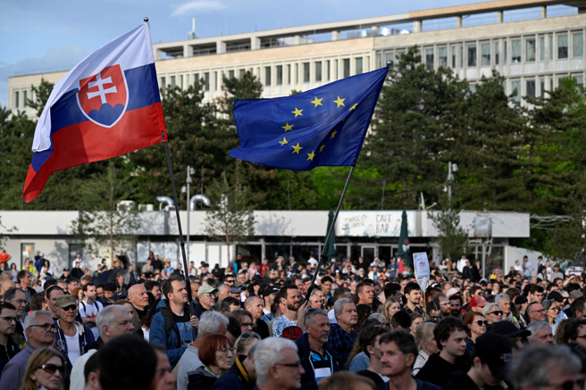 斯洛伐克民眾今年5月3日持續在首都布拉第斯拉瓦（Bratislava）街頭抗議政府的公共廣播事業政策。費科長年不滿意原有RTVS公廣公司，打算成立新的國營媒體取而代之。（資料照／路透）