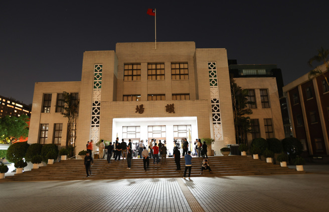 立法院院會將排審國會改革相關修法進行朝野對決，16日晚上國民黨委員與民眾黨立法院黨團發動議場「輪值守夜」駐守議場外搶優先排案權，準備挑燈夜戰，入夜後國民黨立委仍留守在議場門口。（陳俊吉攝）
