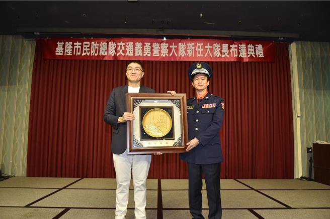 基隆市民防總隊交通義勇警察大隊16日舉行新任大隊長布達典禮，由資深藍營議員藍敏煌（右）接任，由市長謝國樑（左）主持並勉勵藍敏煌帶領義交同仁一同打造有愛城市。（基隆市警察局提供／徐佑昇基隆傳真）