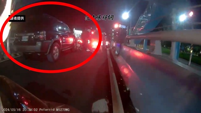 黑色休旅車開到機車道，撞擊行駛中的機車，強闖逃逸。（翻攝記者爆料網）