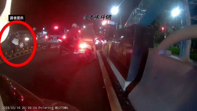 黑色休旅車開到機車道，撞擊行駛中的機車，強闖逃逸，警方在旁連開數槍。（翻攝記者爆料網）