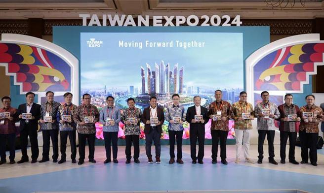 图：印尼台湾形象展开幕典礼贵宾合影。左六为印尼雇主协会主席法蓝奇（Franky Sibarani），左八起印尼国会议员马大倪(Mardani Ali Sera)、外贸协会董事长黄志芳、驻印尼代表处大使陈忠。图／贸协提供