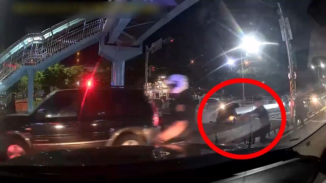 休旅車不服盤查加速逃，警方攔截圍捕對輪胎開槍，嫌犯逃到林口棄車逃逸。（翻攝畫面）