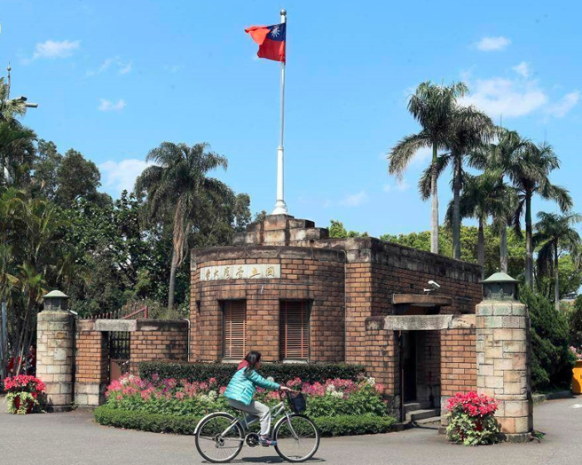 张玮轩曾因推甄审议教授的无意识偏见而落榜，被迫改循自己不擅长的联考考回第一志愿。图为台大。（示意图／资料照）