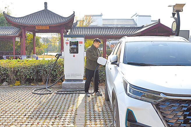 大陆工信部等5个部委15日宣布开展2024年新能源汽车下乡活动。图／新华社