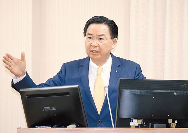 外交部长吴钊燮15日赴立法院备询，表示今年520就职大典将会有约50团来访，在邦交国方面多数都会是元首、总理层级出席。（姚志平摄）