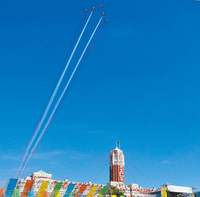 民进党团干事长吴思瑶表示，「我们的善意不变、承诺不变」，可以期待520赖清德的就职演说。图为15日国军空中兵力进行组合训练，最后由雷虎特技小组施放彩烟，通过总统府前广场。（陈君玮摄）