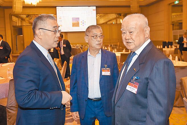 三三會理事長林伯豐（右）15日出席5月分例會，並與昇恆昌董事長江松樺（中）及群益證券董事長陳田文（左）交換意見。（范揚光攝）