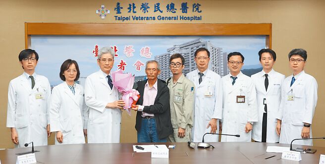 北榮開出「第1槍」，6月起優先提高內、外、產、兒、急共5大專科住院醫師的薪資。圖為北榮15日舉行「內視鏡結紮減少出血 有效提升早期肝癌存活率」記者會。（杜宜諳攝）