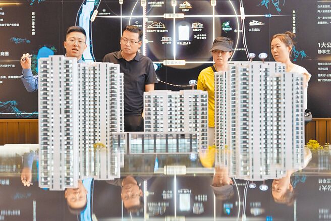 外媒報導，大陸官方擬要求地方政府國有資產購買數百萬套待售房，來解決房市高庫存難題。圖為民眾在山西太原一家房地產售樓部看房。（中新社）