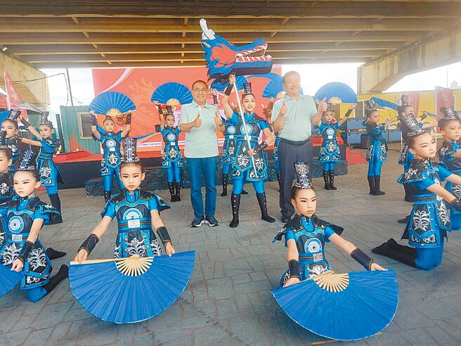 新北市議長盃龍舟錦標賽15日舉行「祭江點睛」儀式，議長蔣根煌（後排右）和市長侯友宜（後排左）與三重區集美國小表演學生合影。（張鎧乙攝）