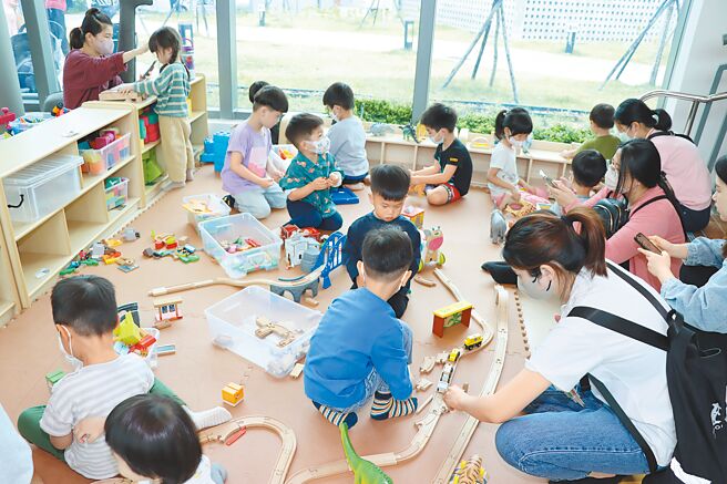 苗栗縣頭份親子館今年3月底啟用，但開幕1個多月，就發生館內漏水、戶外步道積水等問題。（苗栗縣政府提供／李京昇苗栗傳真）