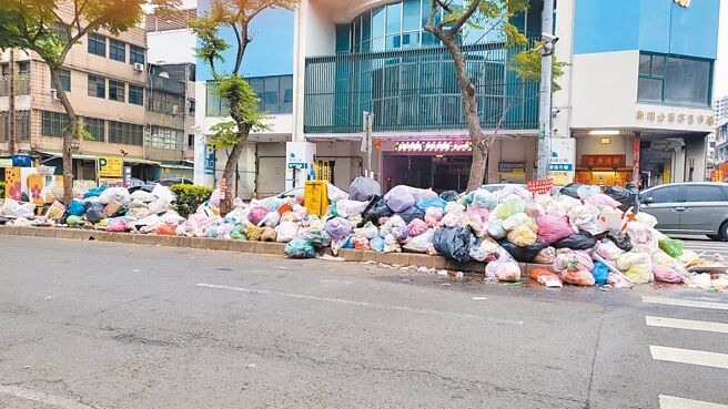 桃園市議員彭俊豪斥新明市場垃圾棄置分隔島問題嚴重。（彭俊豪提供／蔡依珍桃園傳真）