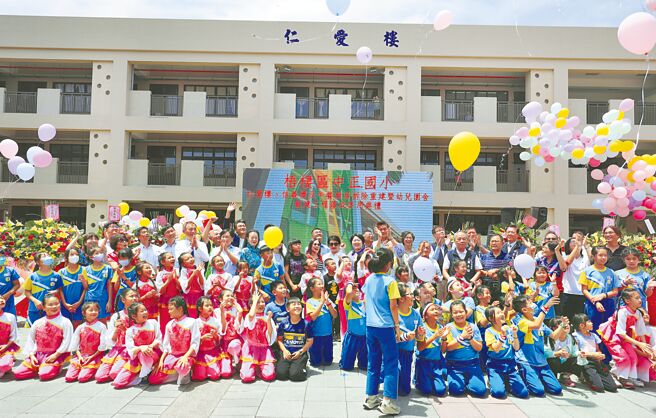台中市梧棲區中正國小15日舉行仁愛樓、信義樓及午餐廚房拆除重建暨幼兒園新建落成典禮，地方人士到場祝福，場面熱鬧。（台中市政府提供／張妍溱台中傳真）