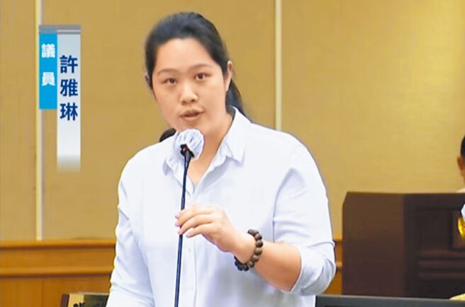 彰化縣議員許雅琳提出家長提供的聯絡簿，可看到被列名不適任教師的該名補教安親老師於5月6日仍在聯絡簿上蓋章。（彰化縣議員許雅琳提供／孫英哲彰化傳真）