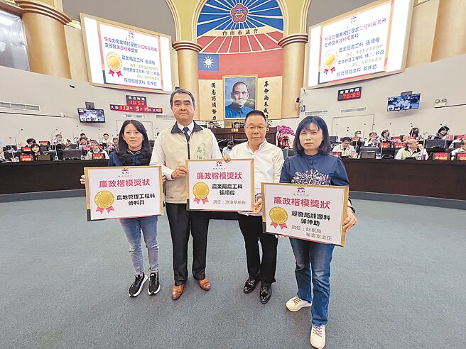 國民黨籍台南市議員蔡育輝（右二）、蔡淑惠（右一）、李中岑（左一）15日聯合質詢時，特別頒發自製的「廉政楷模獎狀」，公開表揚前市府經發局、農業局等3名官員抗拒壓力堅守法令底線，由政風處長高伯陽（左二）代表接受。（洪榮志攝）