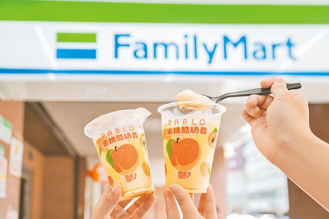 全家酷繽沙新品「蜜桃酷奶昔」，口感絲滑、層次豐富，原價65元、28日前會員價59元。（全家提供）