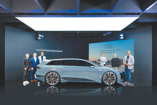 台灣奧迪總裁安薩瑞（右一）與各部門主管共同揭示Audi A6 Avant e-tron concept展車。（台灣奧迪提供）