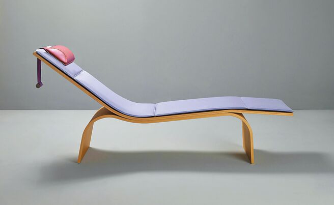 Capri躺椅為Promemoria支線品牌Bottega Ghianda的產品，以兩塊外型流線的樺木膠合板組成，外型簡約卻能帶來舒適支撐，皮墊可替換為一大特色。（Bottega Ghianda提供）
