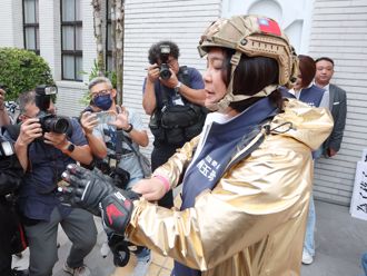 表決戰》「金門女戰神」陳玉珍戴頭盔、黃金戰衣登場！  
