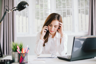 老公海外出差 人妻崩潰「陌生妹接電話」：他還在睡唷