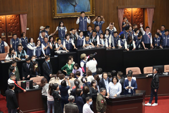 表决战》议场爆衝突　绿委控：徐巧芯试图捆住王美惠脖子