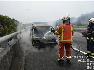 國1五楊高架北向林口段 小貨車冒煙釀火燒車