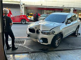 拖吊車司機太大意慘了 不慎脫鉤！害BMW休旅車車頭撞毀