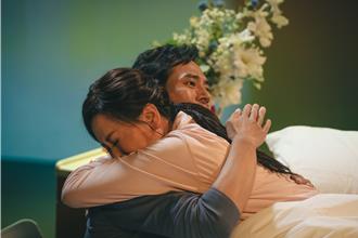 陳亞蘭「喪夫」哭花臉  三子女撫遺體放聲哭惹心疼