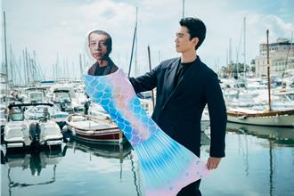 金馬影帝吳慷仁化身「海王」 帶「美人魚楊雅喆」逐浪嬉戲