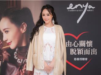 關穎母親節1打3嚷累 拍照比愛心認為人母變做作