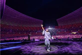 周杰伦福州罕见爆哭秒登热搜 宠粉点歌服务叮咛粉丝这件事