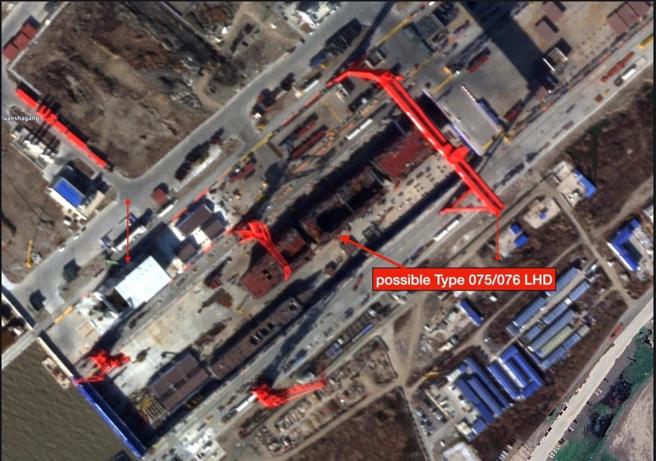 外國衛星拍攝到的滬東中華造船廠船塢內正在打造的076兩棲攻擊艦，分段船體已大致完工。（圖／微博）