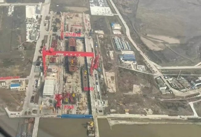 圖為從民航機上拍攝到滬東中華造船廠船塢內的076兩棲攻擊艦與其他3艘建造的護衛艦。（圖／新浪微博）